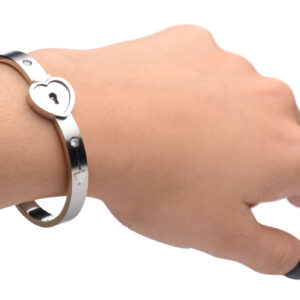af916-hand-002